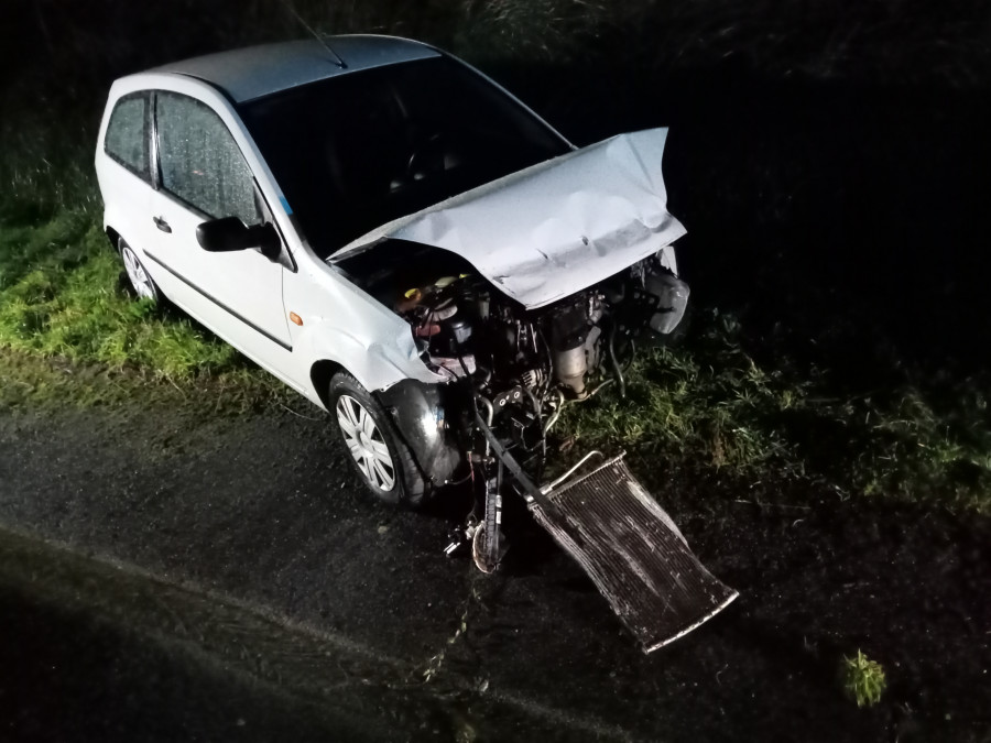 Herido un joven conductor en un aparatoso accidente de tráfico en la Autovía do Barbanza, en Ribeira