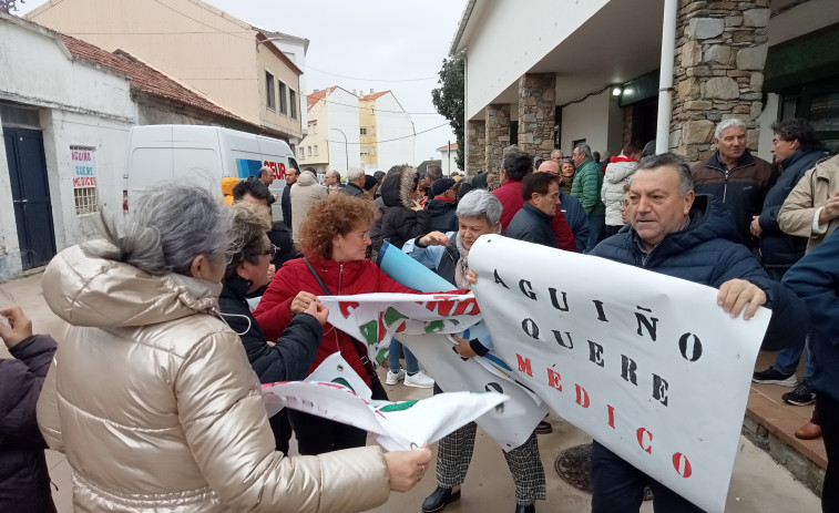 Las protestas por falta de médicos en Aguiño logran una mejora, pero sigue sin contentar a los afectados