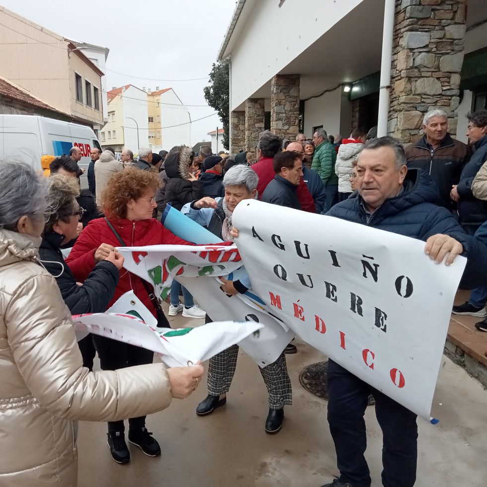 Las protestas por falta de médicos en Aguiño logran una mejora, pero sigue sin contentar a los afectados