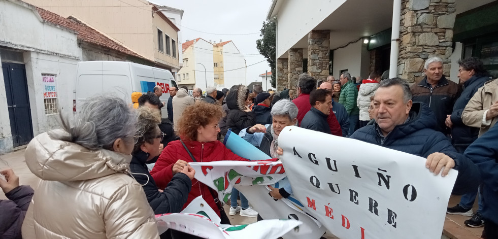 Las protestas por falta de médicos en Aguiño logran una mejora, pero sigue sin contentar a los afectados