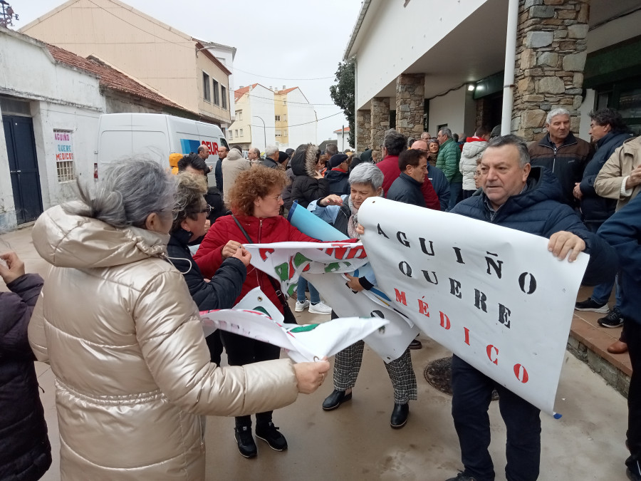 Las protestas por falta de médicos en Aguiño logran una mejora, pero sigue sin contentar a los afectados