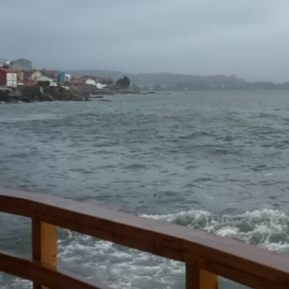 Registrado un nuevo vertido de hidrocarburo en la playa de A Ribeiriña que brota entre la arena y el muro de contención