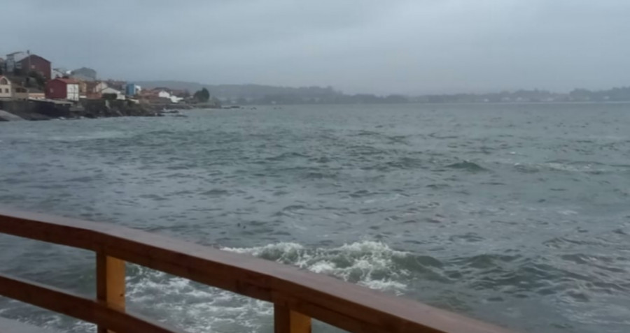 Registrado un nuevo vertido de hidrocarburo en la playa de A Ribeiriña que brota entre la arena y el muro de contención