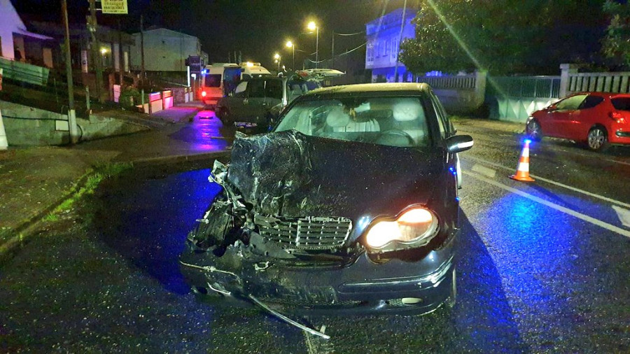 Cambados registra un aparatoso accidente entre dos coches en la PO-549