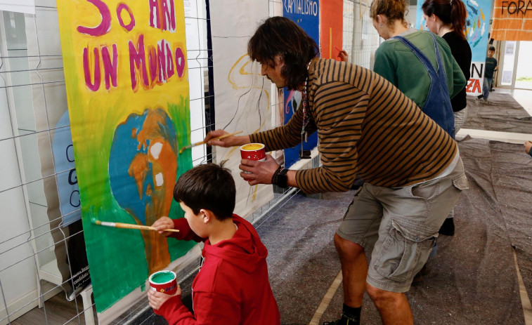 A Illa acoge un taller de pancartas para llamar la atención sobre la “inxusta realidade da migración”