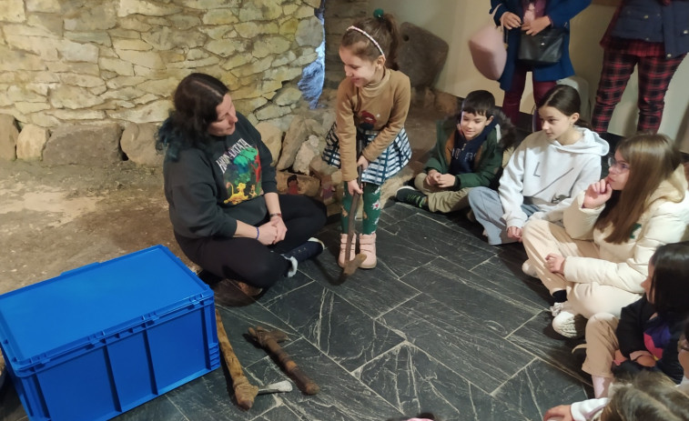 Una veintena de niños participa en un taller sobre la prehistoria en el Centro Arqueolóxico do Barbanza