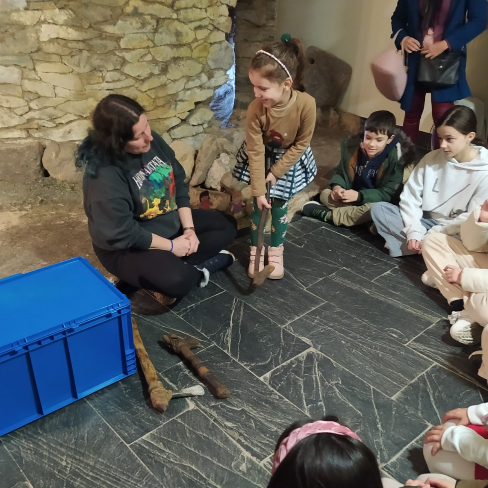 Una veintena de niños participa en un taller sobre la prehistoria en el Centro Arqueolóxico do Barbanza