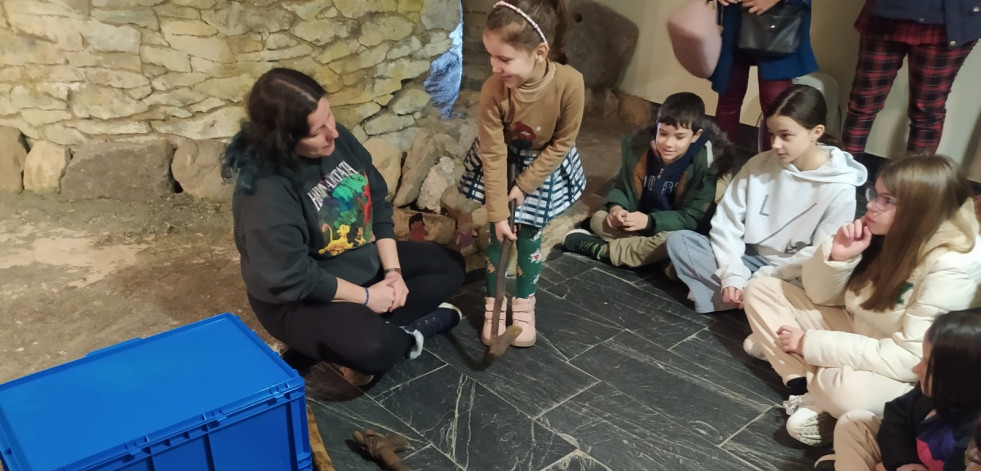 Una veintena de niños participa en un taller sobre la prehistoria en el Centro Arqueolóxico do Barbanza