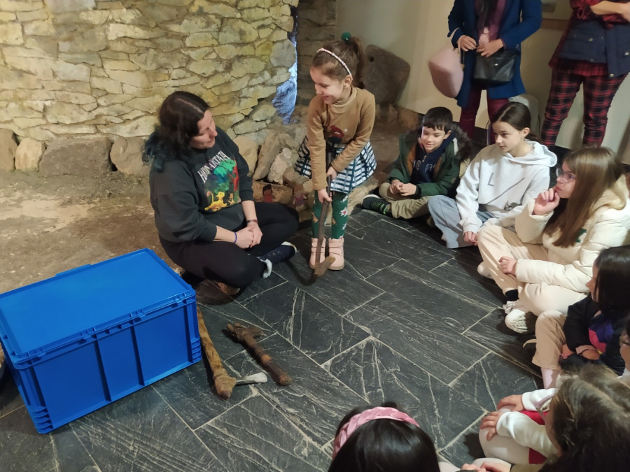 Una veintena de niños participa en un taller sobre la prehistoria en el Centro Arqueolóxico do Barbanza