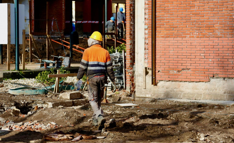 Malestar entre constructores y vecinos de Cambados por meses de atasco en el área de Urbanismo