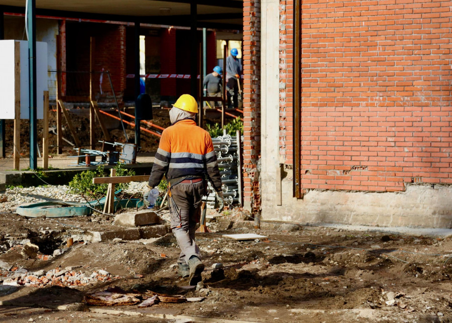 Malestar entre constructores y vecinos de Cambados por meses de atasco en el área de Urbanismo