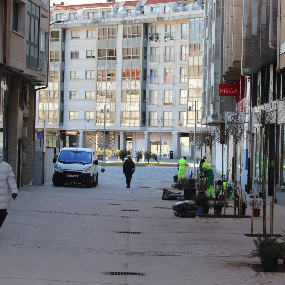 La Rúa Mendiño en Ribeira luce una imagen renovada con plataforma única y espacios verdes