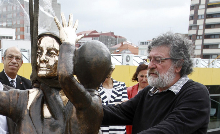 Fallece el escultor arousano César Lombera, autor del “Adeus” y de las “Marías” de Santiago