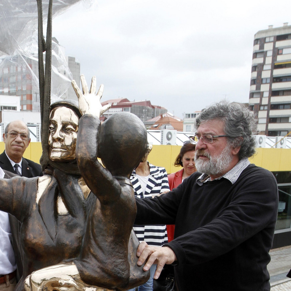 Fallece el escultor arousano César Lombera, autor del “Adeus” y de las “Marías” de Santiago