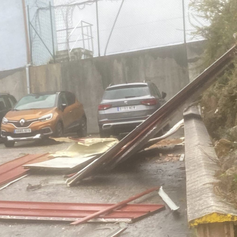 El CEIP Pilar Mastú Sierra suspende las clases al volar la cubierta de un grada del campo de fútbol