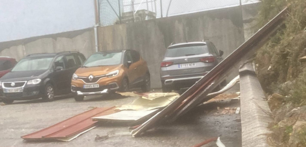 El CEIP Pilar Mastú Sierra suspende las clases al volar la cubierta de un grada del campo de fútbol