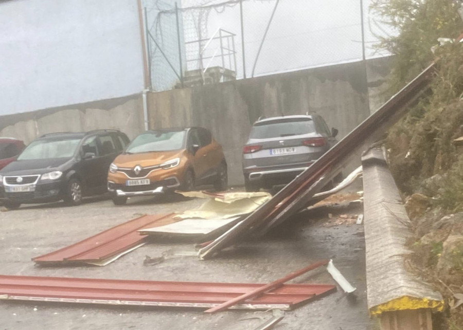 El CEIP Pilar Mastú Sierra suspende las clases al volar la cubierta de un grada del campo de fútbol