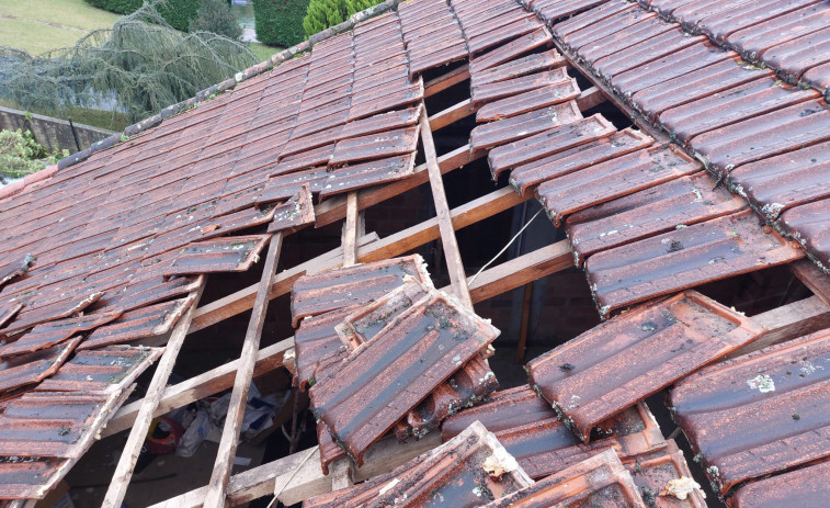 Un rayo cae sobre una casa en A Torre y destroza parte del tejado: 