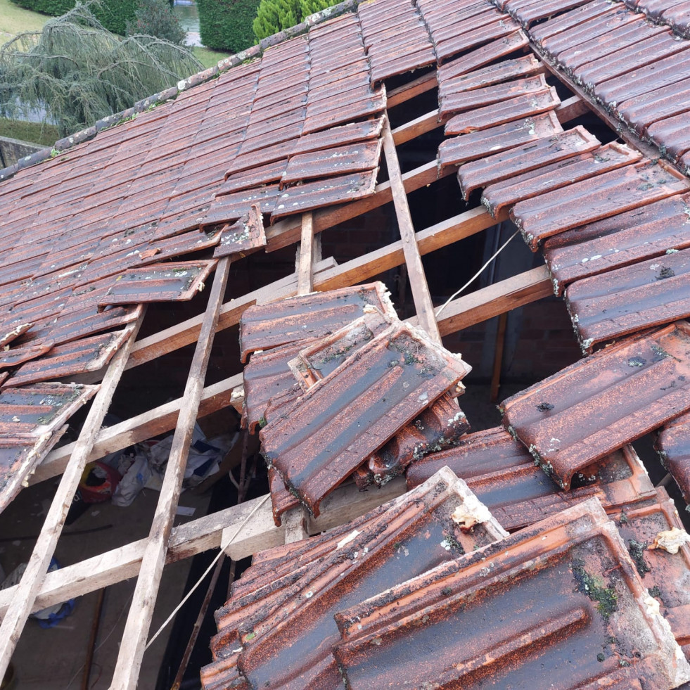 Un rayo cae sobre una casa en A Torre y destroza parte del tejado: 