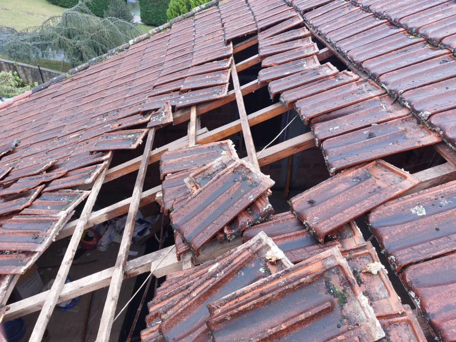 Un rayo cae sobre una casa en A Torre y destroza parte del tejado: "Llevo llorando todo el rato pensando en lo que podría haber pasado"