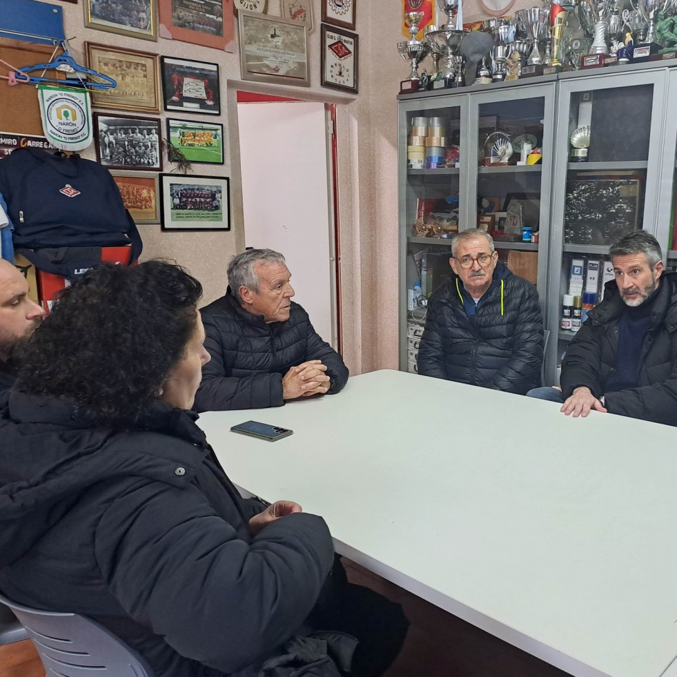 El Concello de Vilagarcía colocará un nuevo vestuario en A Pelada y mejorará la iluminación en el campo de Vilaxoán