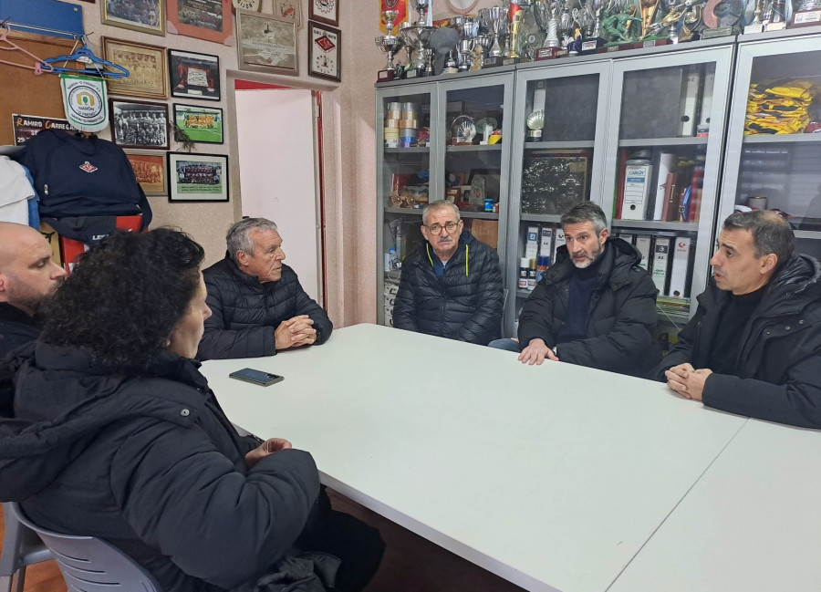 El Concello de Vilagarcía colocará un nuevo vestuario en A Pelada y mejorará la iluminación en el campo de Vilaxoán