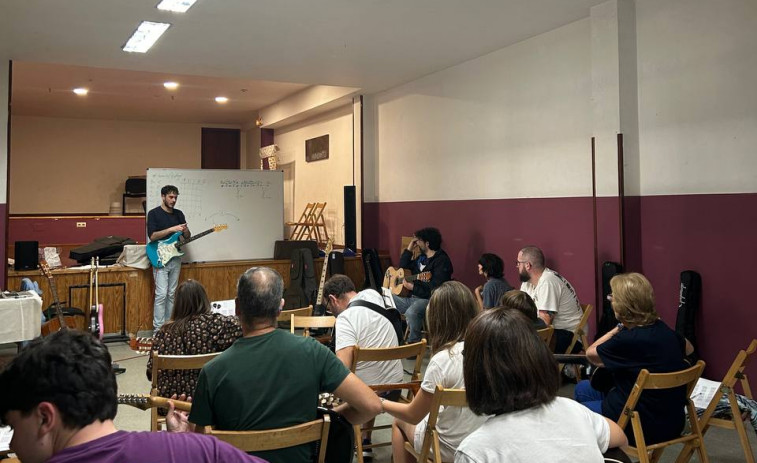 Los talleres de guitarra, bajo y música moderna vuelven al barrio de O Piñeiriño