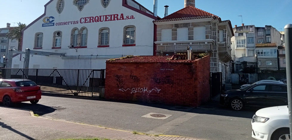 El alcalde de Ribeira negocia la compra de la nave de Cerqueira y afirma que no lo desveló antes por discreción