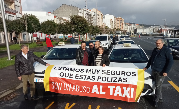 El sector del taxi vive hoy una jornada de huelga que se visibiliza con una manifestación en caravana por O Barbanza y su entorno