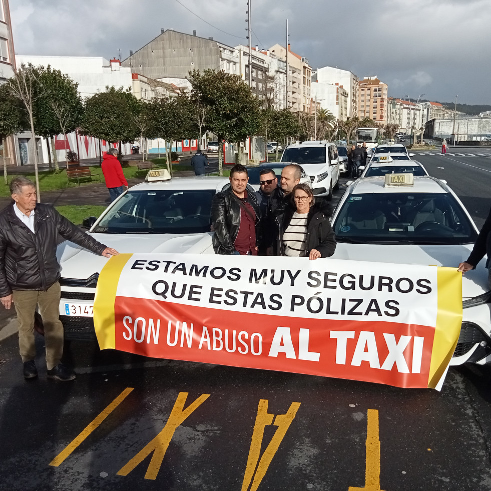 El sector del taxi vive hoy una jornada de huelga que se visibiliza con una manifestación en caravana por O Barbanza y su entorno