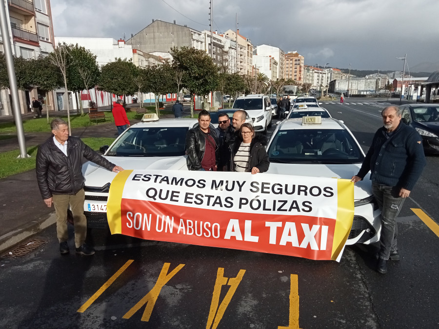 El sector del taxi vive hoy una jornada de huelga que se visibiliza con una manifestación en caravana por O Barbanza y su entorno