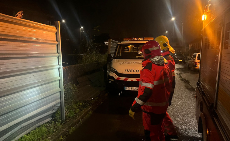 Unas chapas metálicas salen desprendidas del cierre de una parcela en el barrio ribeirense de Cubeliños y dañan vehículos