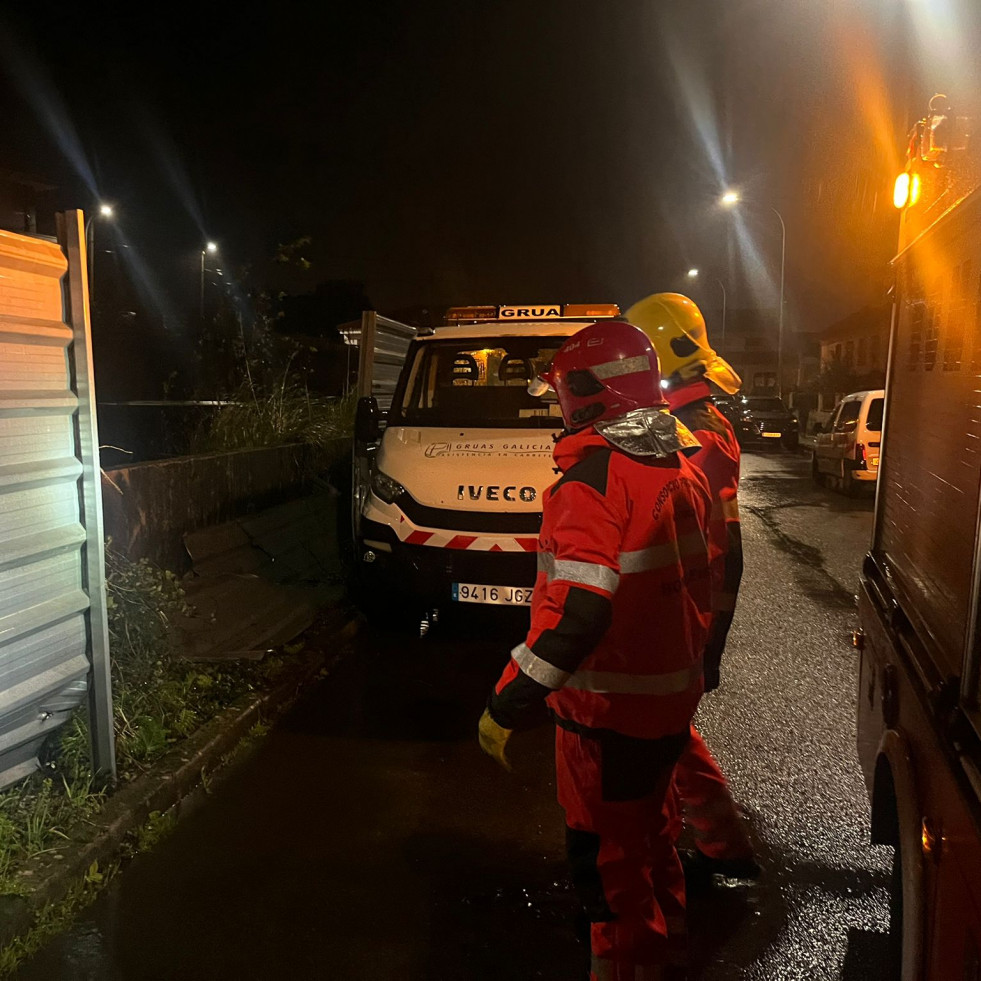 Unas chapas metálica salen desprendidas del cierre de una parcela en el barrio ribeirense de Cubeliños y dañan vehículos