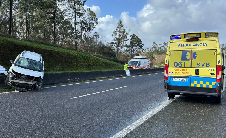 Un coche acaba montado sobre la mediana de hormigón que separa las dos calzadas de la Autovía do Barbanza, en Rianxo