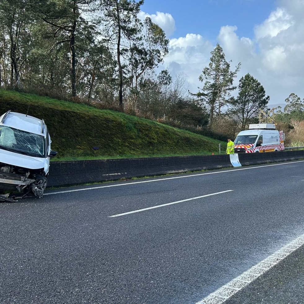 Un coche acaba montado sobre la mediana de hormigón que separa las dos calzadas de la Autovía do Barbanza, en Rianxo