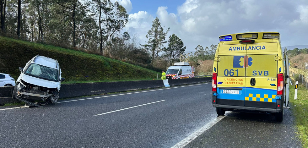 Un coche acaba montado sobre la mediana de hormigón que separa las dos calzadas de la Autovía do Barbanza, en Rianxo