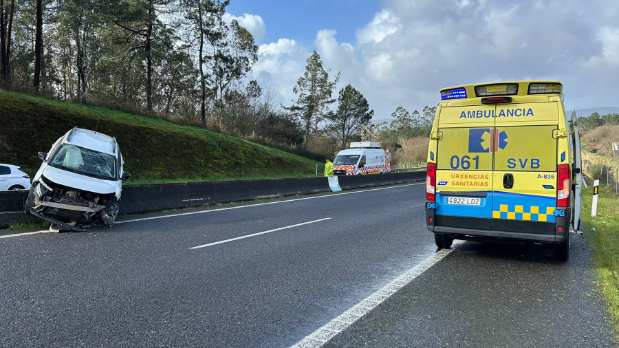 Un coche acaba montado sobre la mediana de hormigón que separa las dos calzadas de la Autovía do Barbanza, en Rianxo