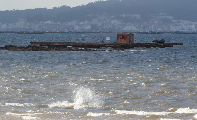 El temporal hace encallar una batea en la costa de Vilanova