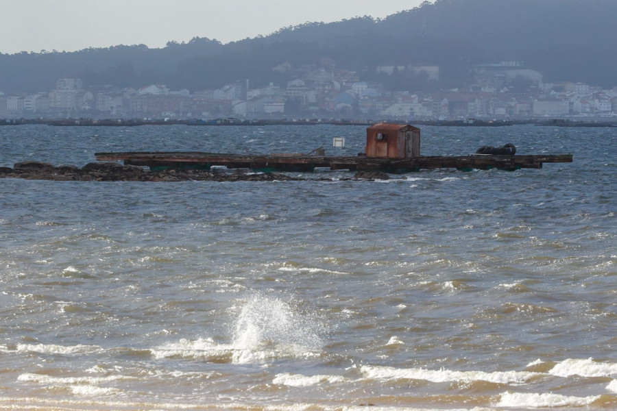 El temporal hace encallar una batea en la costa de Vilanova