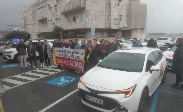 Los taxistas visibilizan con una caravana el problema de las “abusivas” pólizas de seguros que les pretenden cobrar