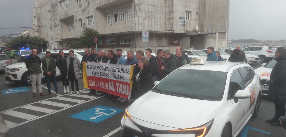 Los taxistas visibilizan con una caravana el problema de las “abusivas” pólizas de seguros que les pretenden cobrar