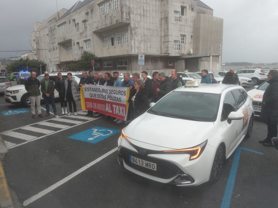 Los taxistas visibilizan con una caravana el problema de las “abusivas” pólizas de seguros que les pretenden cobrar