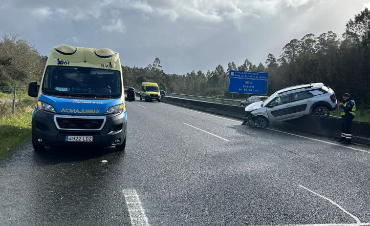 Heridos dos jóvenes en un accidente de tráfico en el que su coche acabó subido a la mediana de la Autovía do Barbanza en Rianxo