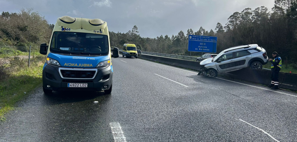 Heridos dos jóvenes en un accidente de tráfico en el que su coche acabó subido a la mediana de la Autovía do Barbanza en Rianxo