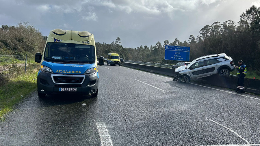 Heridos dos jóvenes en un accidente de tráfico en el que su coche acabó subido a la mediana de la Autovía do Barbanza en Rianxo