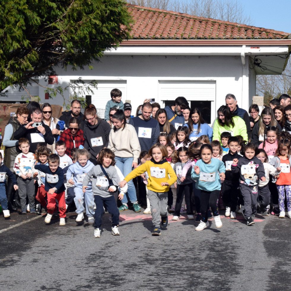 Alumnos del CRA de Valga corren contra la leucemia infantil y en favor de la paz