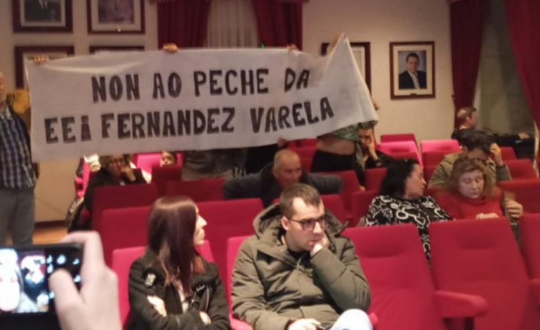 Padres de alumnos de la EEI Fernández Varela visibilizan en el pleno municipal su rechazo a su cierre o traslado