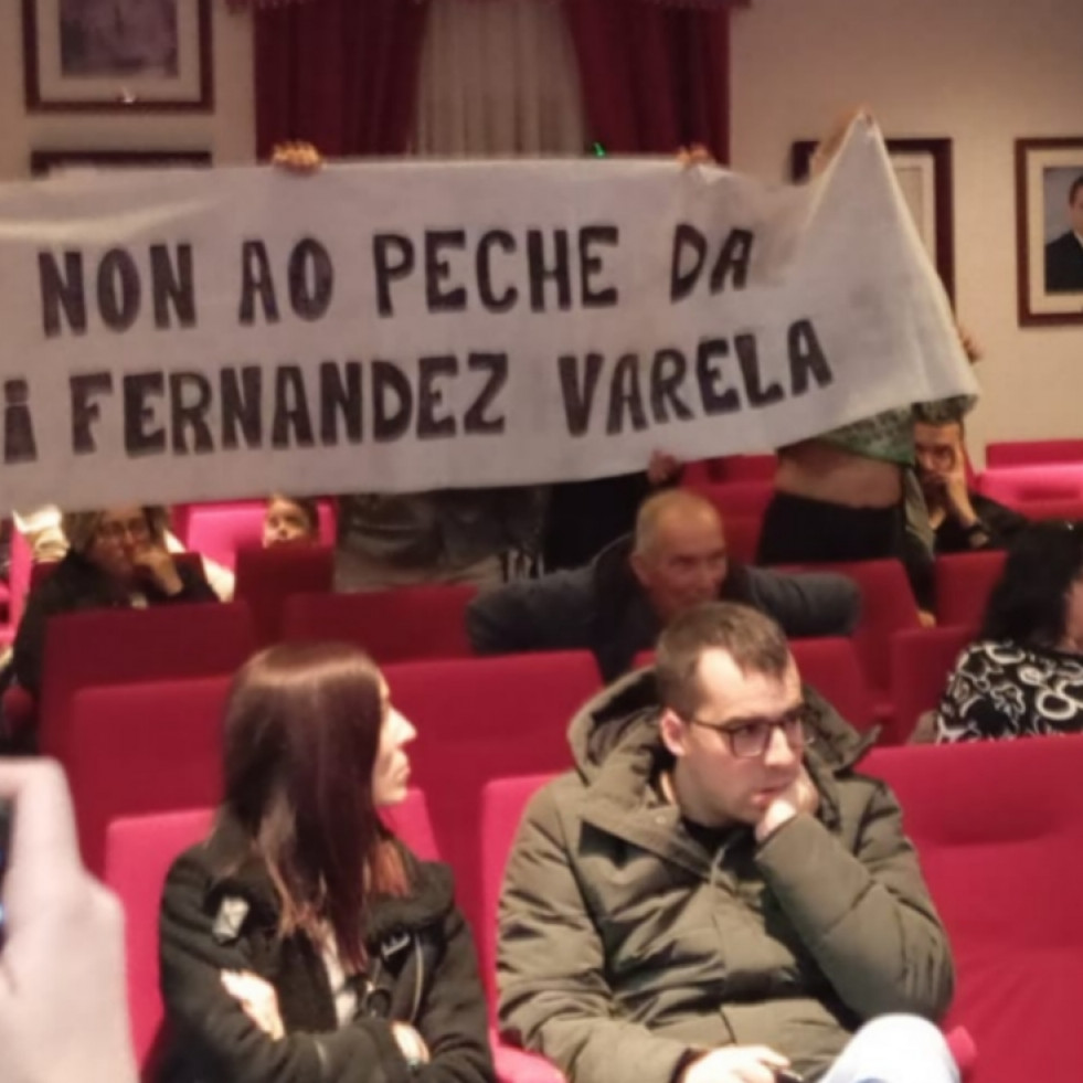 Padres de alumnos de la EEI Fernández Varela visibilizan en el pleno municipal su rechazo a su cierre o traslado