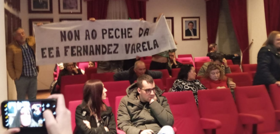 Padres de alumnos de la EEI Fernández Varela visibilizan en el pleno municipal su rechazo a su cierre o traslado