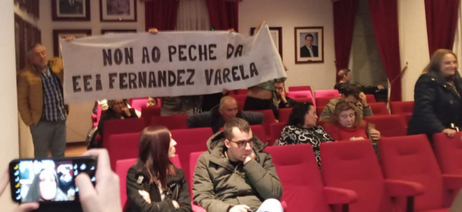 Padres de alumnos de la EEI Fernández Varela visibilizan en el pleno municipal su rechazo a su cierre o traslado